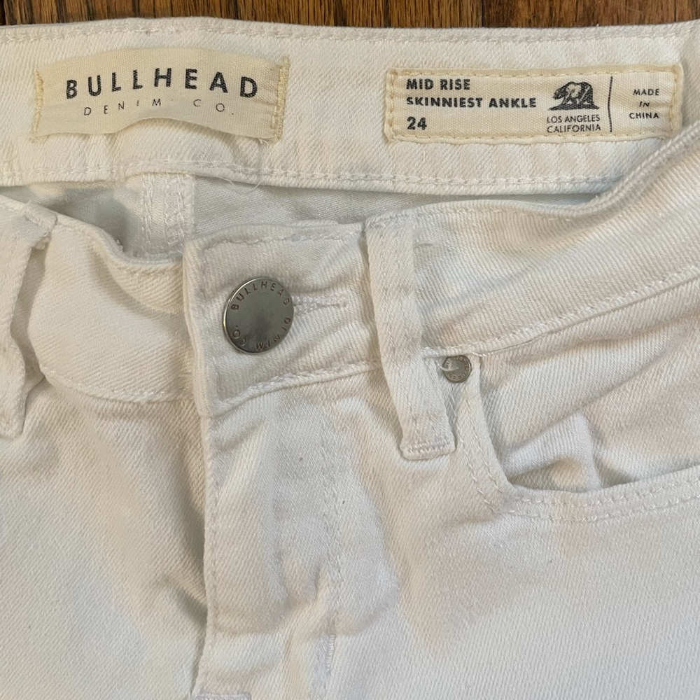 Bullhead Denim Co. Size 24 mid-rise skinniest ankle Los Angelos white jeans